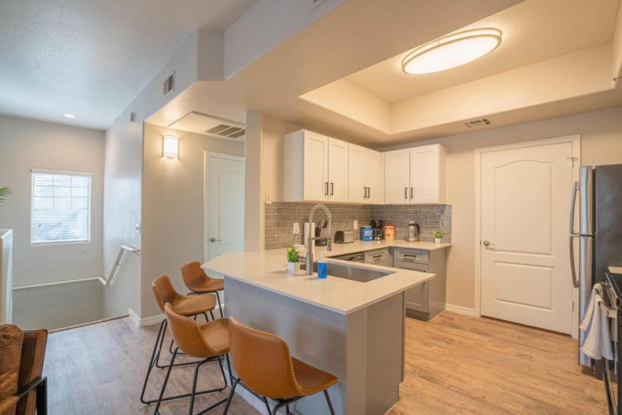 Posh 2Bd - Midtown - Gym, Pool, W-D, Parking - Sleeps 8 Apartman Phoenix Kültér fotó